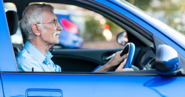 هل أنت مع منع كبار السن من قيادة السيارات ؟